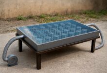 Le système intègre sous les modules solaires des capsules cylindriques de matériaux à changement de phase pour le transfert thermique.