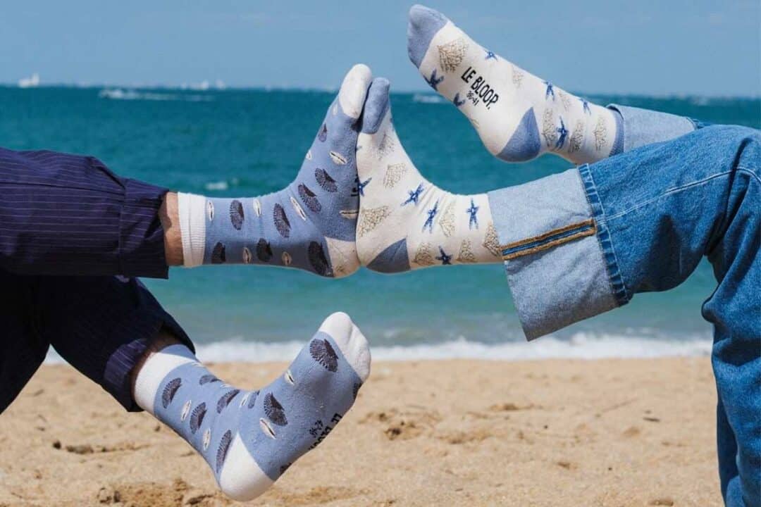 Des pieds avec des chaussettes.