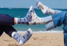 Des pieds avec des chaussettes.
