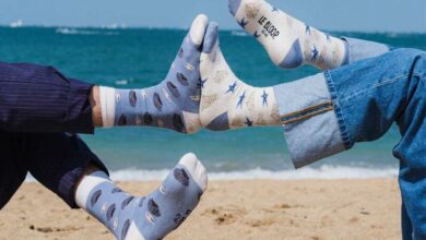 Des pieds avec des chaussettes.