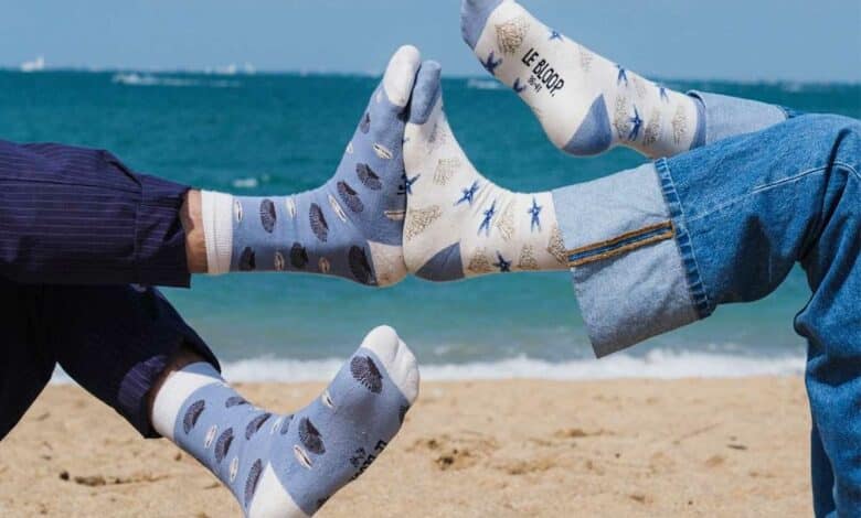 Des pieds avec des chaussettes.