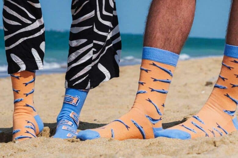 Un couple porte les mêmes chaussettes.