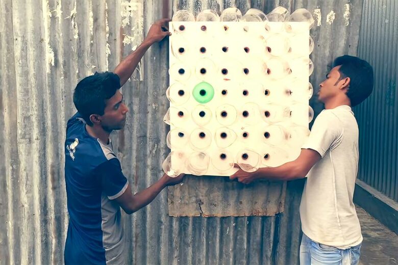 Deux hommes installent un Eco Cooler.