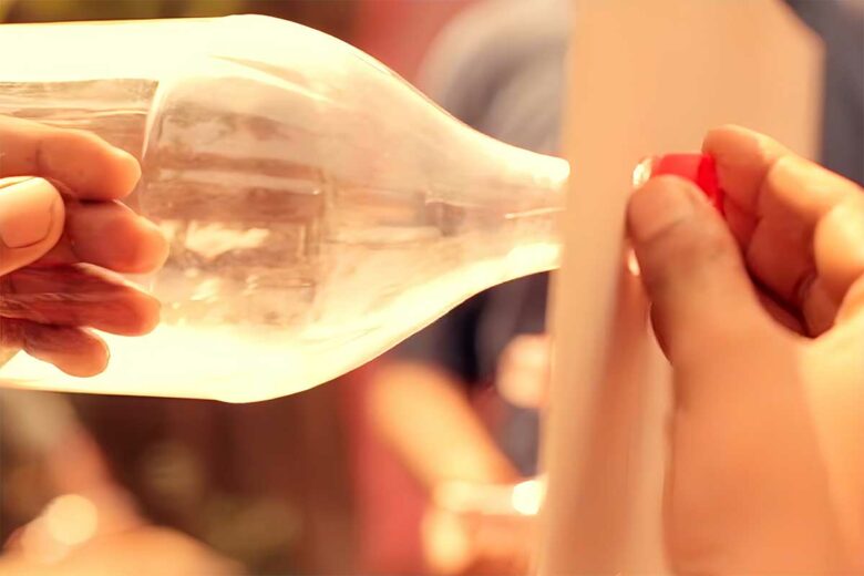 Une bouteille en plastique pour faire une climatisation.