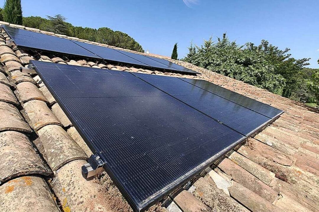 Des panneaux solaires sur un toit.