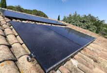 Des panneaux solaires sur un toit.