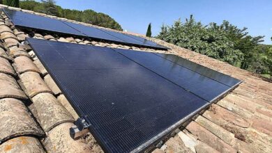 Des panneaux solaires sur un toit.