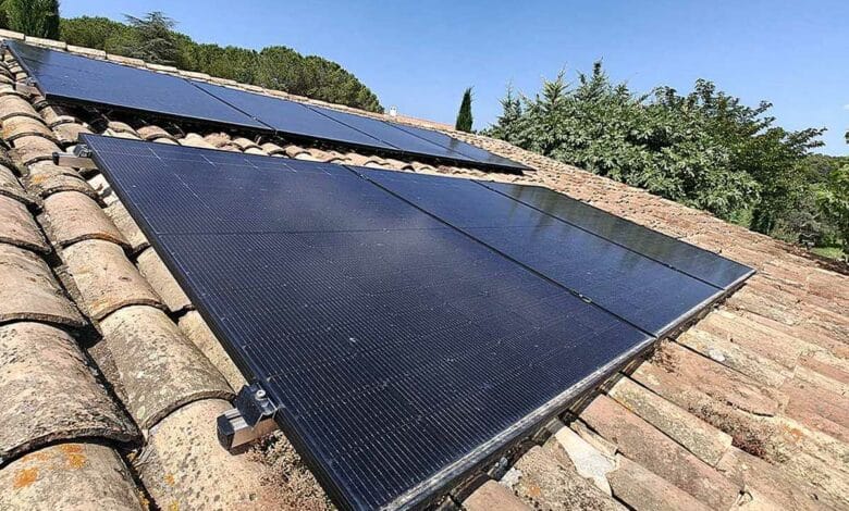 Des panneaux solaires sur un toit.
