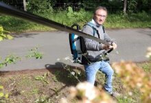 Un homme manipule une perche aspirante.