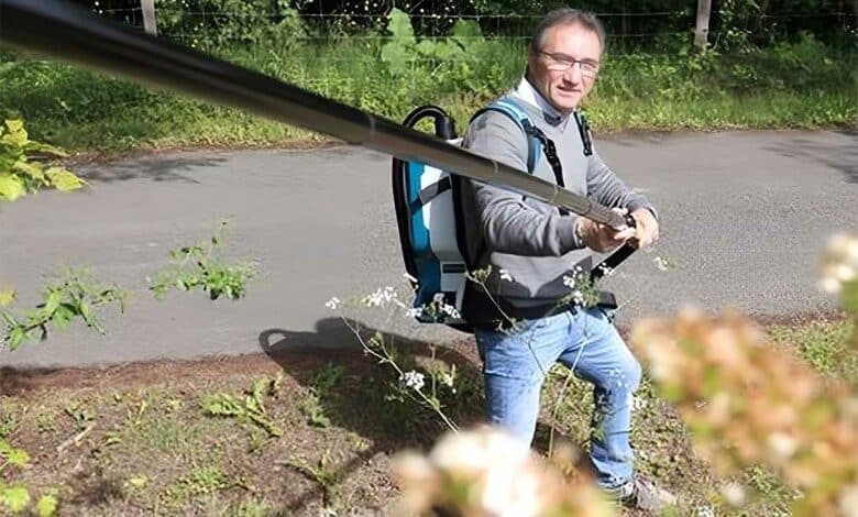Un homme manipule une perche aspirante.