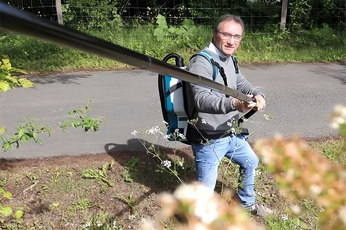 Un homme manipule une perche aspirante.