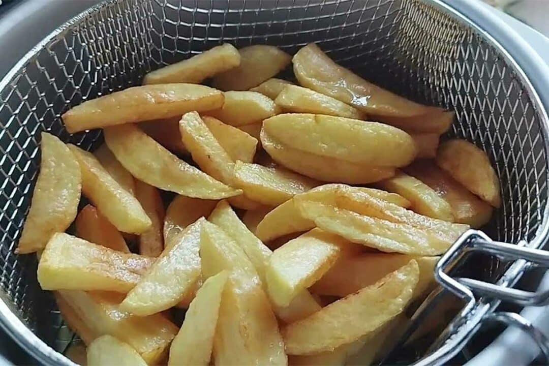 Des frites dans une friteuse.