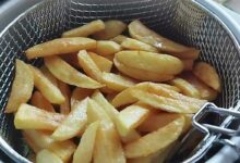 Des frites dans une friteuse.