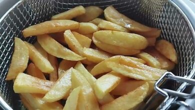 Des frites dans une friteuse.