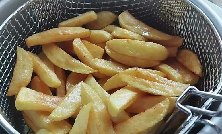 Des frites dans une friteuse.