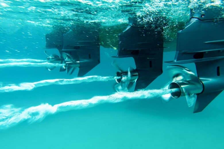 Trainée des hélices dans l'eau.
