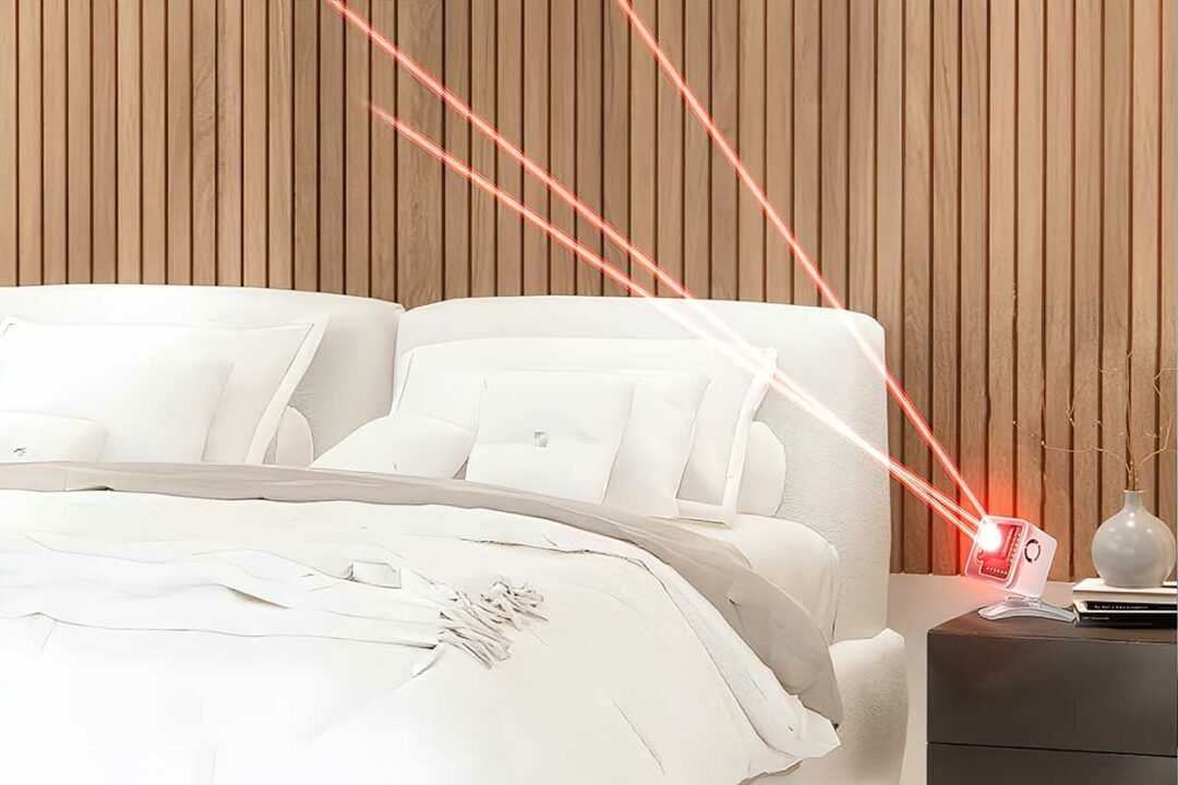 Un détecteur de moustique laser près du lit.