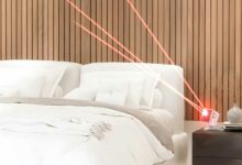 Un détecteur de moustique laser près du lit.