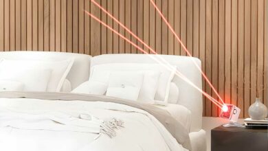 Un détecteur de moustique laser près du lit.