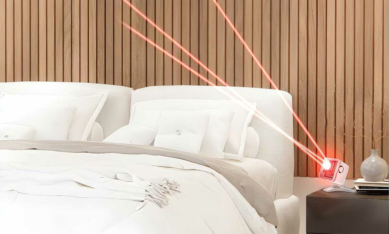 Un détecteur de moustique laser près du lit.