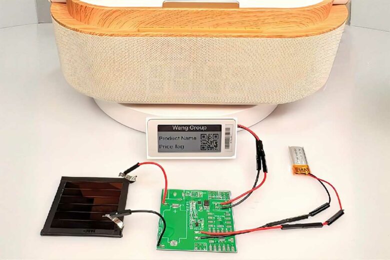 Un panneau solaire d'intérieur alimente un lecteur d'étiquettes.