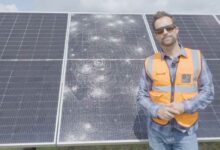 Un dirigeant de SOLARCYCLE qui rachète des panneaux solaires endommagés.