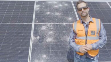 Un dirigeant de SOLARCYCLE qui rachète des panneaux solaires endommagés.