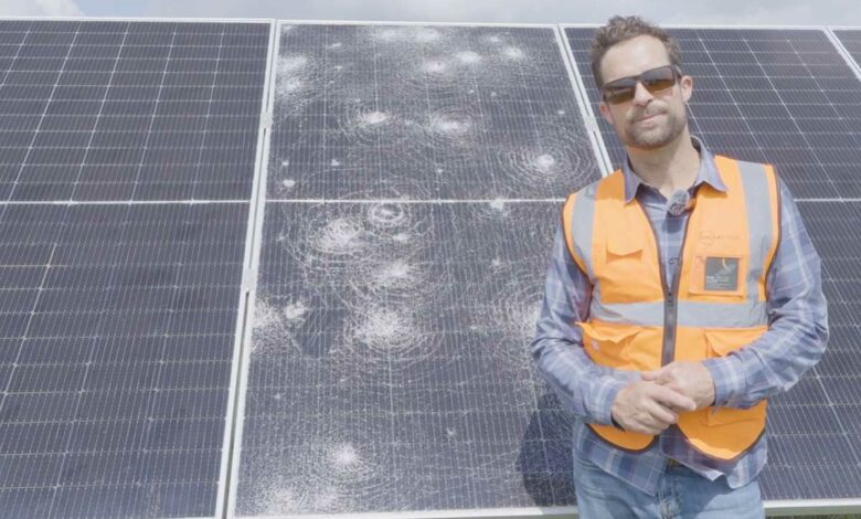 Un dirigeant de SOLARCYCLE qui rachète des panneaux solaires endommagés.