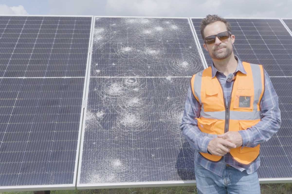 Un dirigeant de SOLARCYCLE qui rachète des panneaux solaires endommagés.