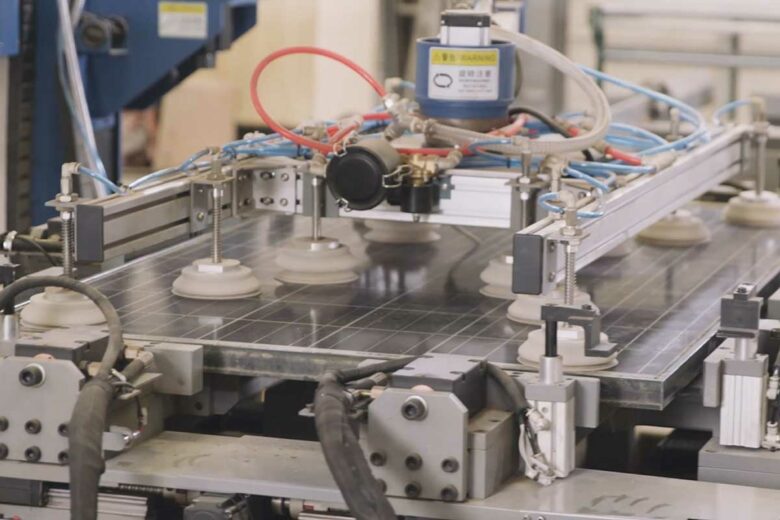 Une ligne de production de panneaux solaires issus du recyclage.