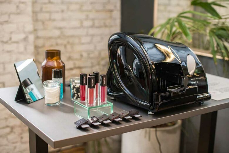 Le smart Lipstick est un robot applicateur de rouge à lèvres.