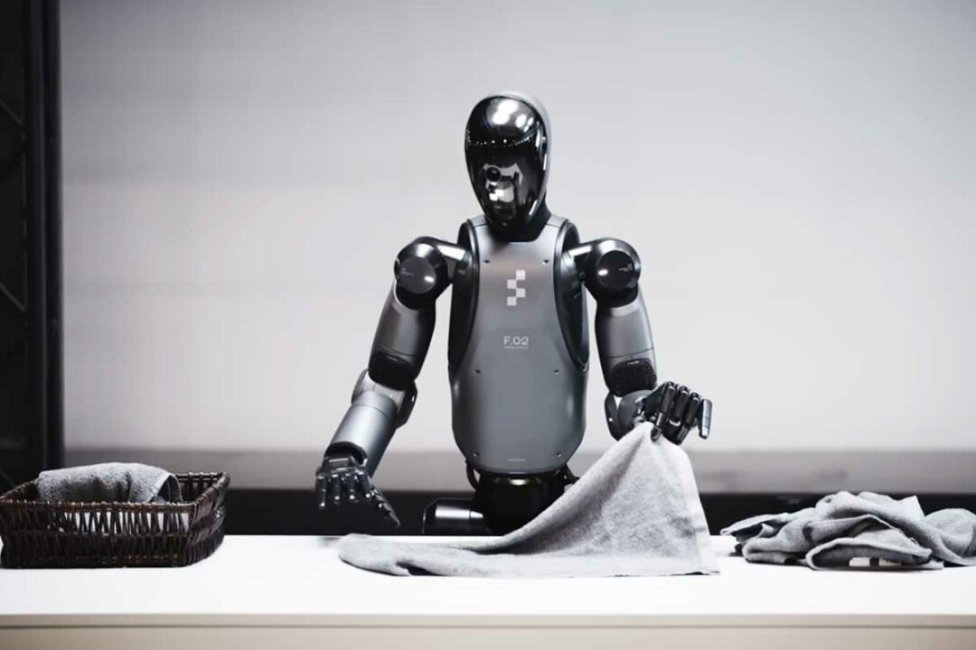 Le robot Helix lors d'une démonstration de pliage de linge.