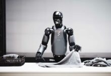 Le robot Helix lors d'une démonstration de pliage de linge.