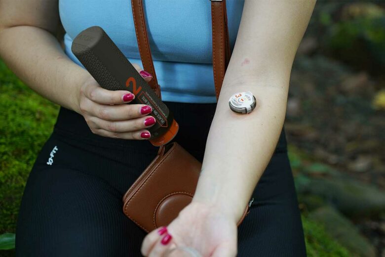 Une femme s'injecte un antivenin.