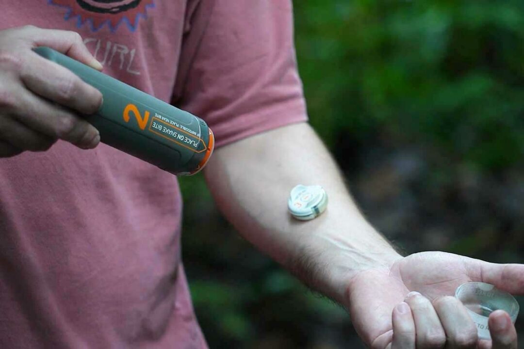 Un homme se fait une injection d'antivenin.