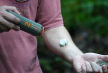 Un homme se fait une injection d'antivenin.