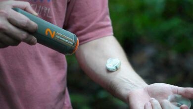 Un homme se fait une injection d'antivenin.