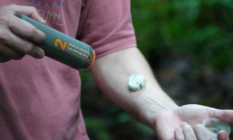 Un homme se fait une injection d'antivenin.