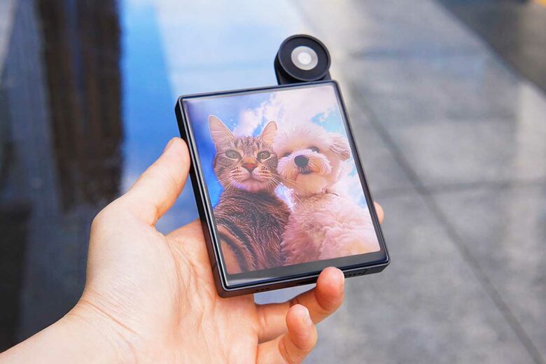 Un smartphone à peine plus grand qu'une carte de crédit.