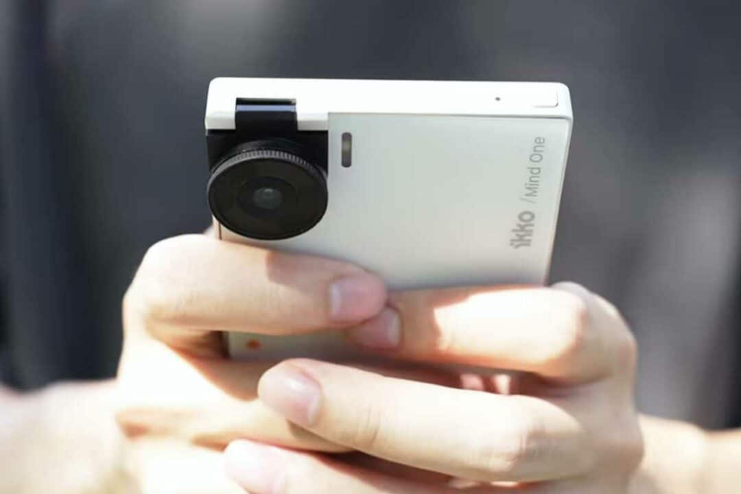 Le mini smartphone IKKO tenu en main.