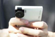 Le mini smartphone IKKO tenu en main.