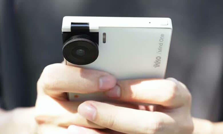 Le mini smartphone IKKO tenu en main.