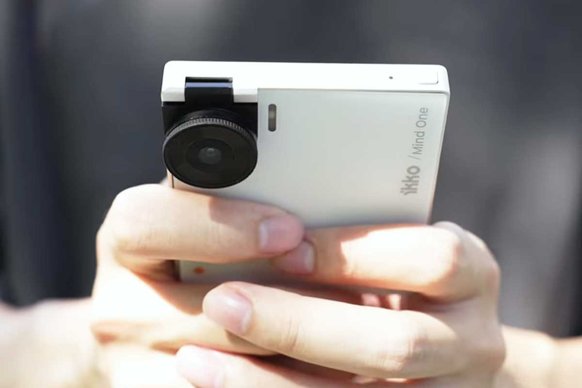 Le mini smartphone IKKO tenu en main.