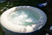 Un spa gonflable installé dans le jardin.
