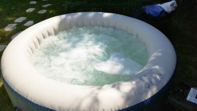 Un spa gonflable installé dans le jardin.