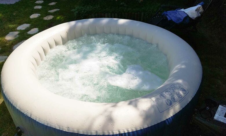 Un spa gonflable installé dans le jardin.