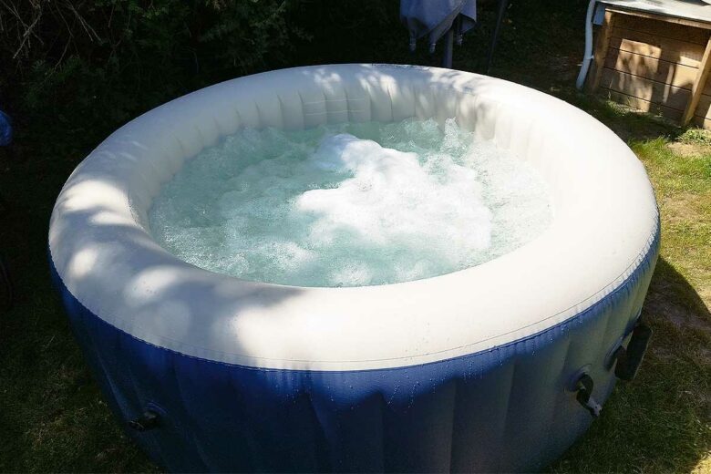 Un spa en fonctionnement dans le jardin.