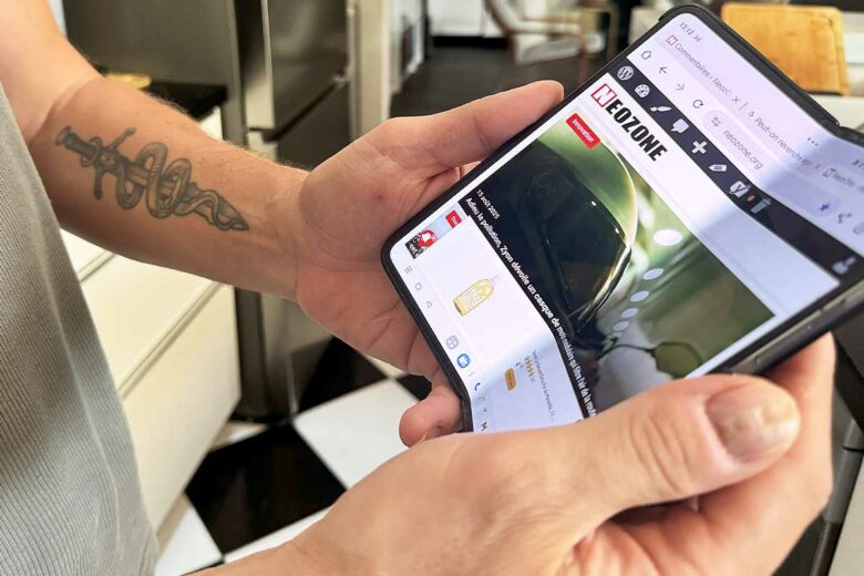 Un utilisateur de smartphone pliable.