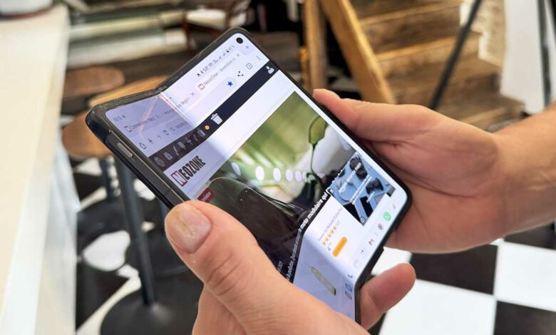Un téléphone pliant.