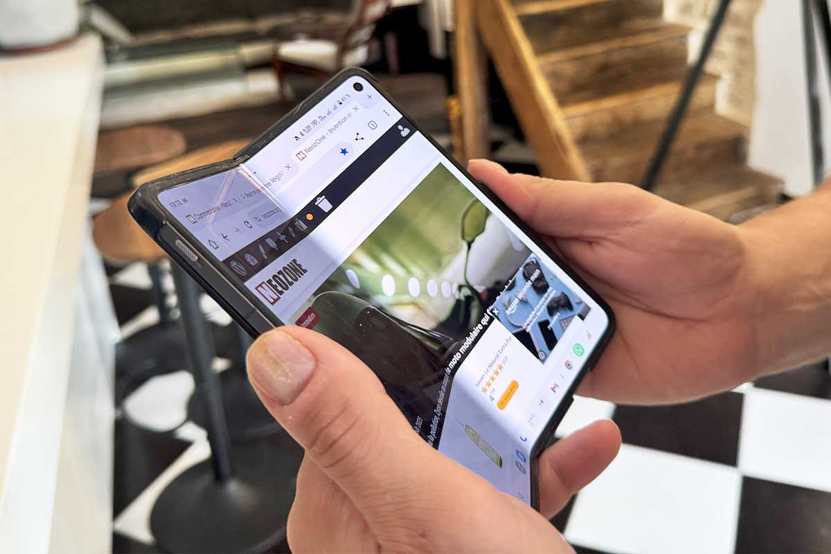 Un téléphone pliant.